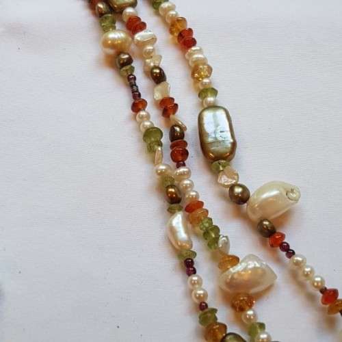 **RS17** A 3-strand multi-coloured pearl and beaded necklace with a 14ct yellow gold T-clasp