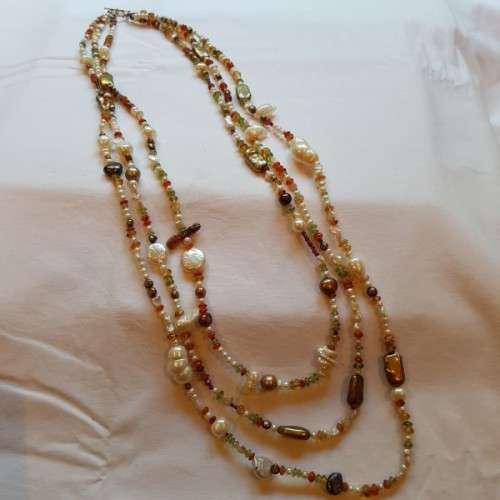 **RS17** A 3-strand multi-coloured pearl and beaded necklace with a 14ct yellow gold T-clasp