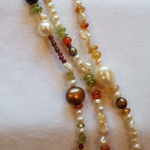 **RS17** A 3-strand multi-coloured pearl and beaded necklace with a 14ct yellow gold T-clasp