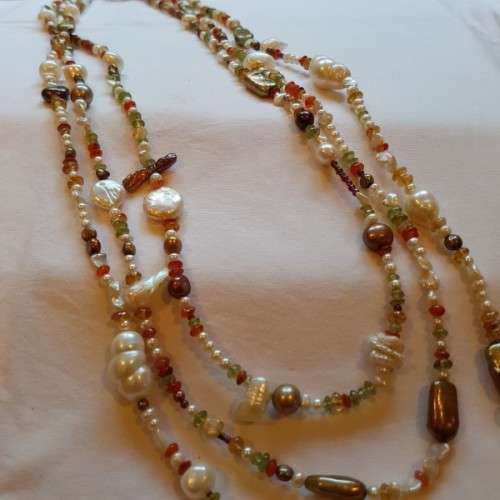 **RS17** A 3-strand multi-coloured pearl and beaded necklace with a 14ct yellow gold T-clasp