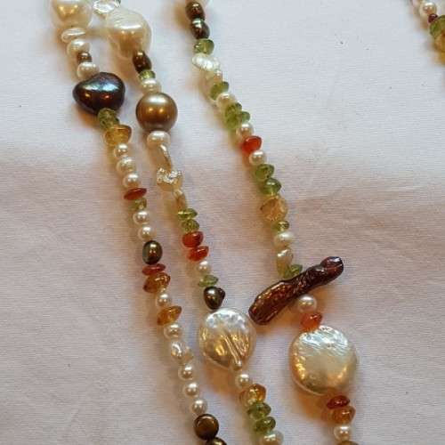 **RS17** A 3-strand multi-coloured pearl and beaded necklace with a 14ct yellow gold T-clasp