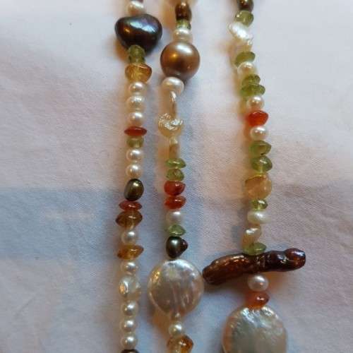 **RS17** A 3-strand multi-coloured pearl and beaded necklace with a 14ct yellow gold T-clasp