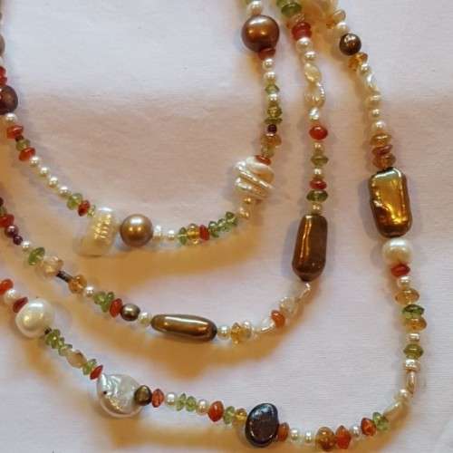 **RS17** A 3-strand multi-coloured pearl and beaded necklace with a 14ct yellow gold T-clasp
