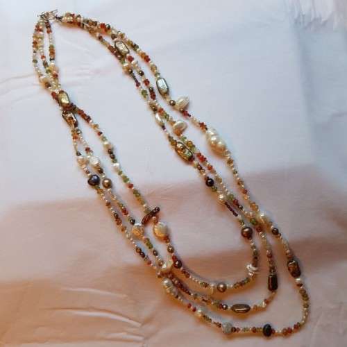 **RS17** A 3-strand multi-coloured pearl and beaded necklace with a 14ct yellow gold T-clasp