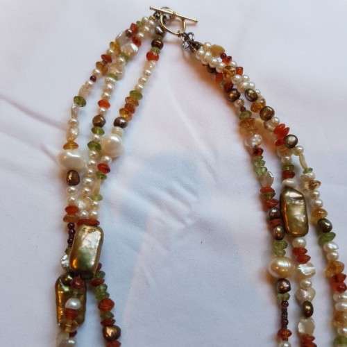 **RS17** A 3-strand multi-coloured pearl and beaded necklace with a 14ct yellow gold T-clasp