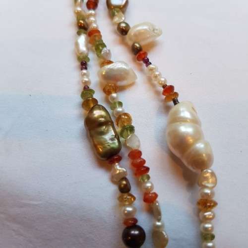 **RS17** A 3-strand multi-coloured pearl and beaded necklace with a 14ct yellow gold T-clasp