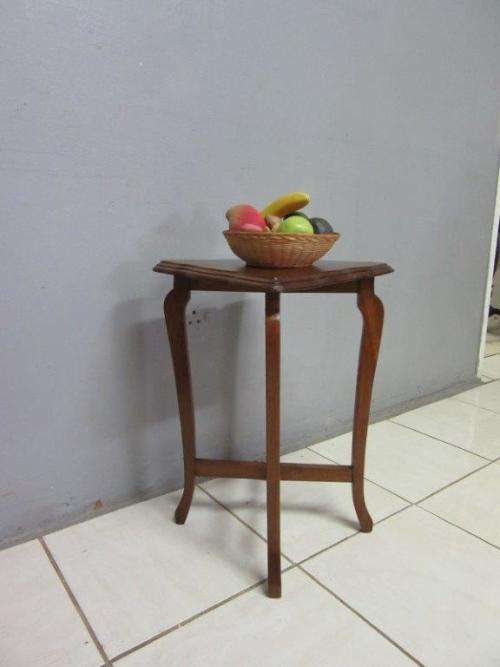 A lovely vintage Oak occasional/ display/ side table - perfect in your living area!