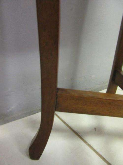 A lovely vintage Oak occasional/ display/ side table - perfect in your living area!