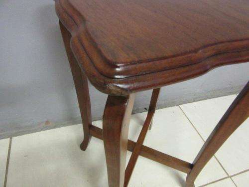 A lovely vintage Oak occasional/ display/ side table - perfect in your living area!