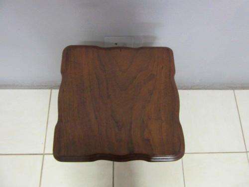 A lovely vintage Oak occasional/ display/ side table - perfect in your living area!