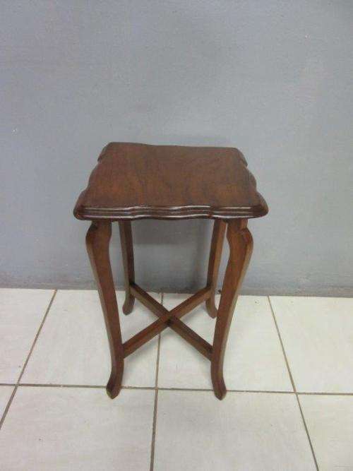 A lovely vintage Oak occasional/ display/ side table - perfect in your living area!
