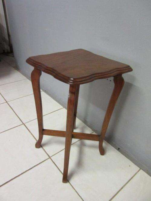 A lovely vintage Oak occasional/ display/ side table - perfect in your living area!
