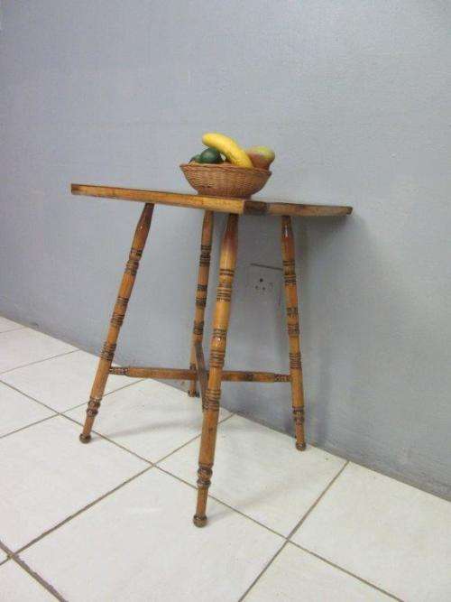 A stunning Ashwood display/ occasional table in great condition - perfect lamp table! - RS17Sale