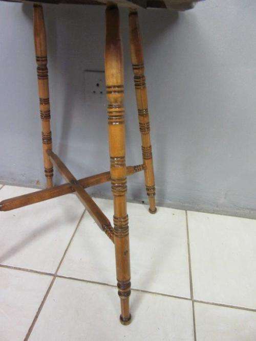 A stunning Ashwood display/ occasional table in great condition - perfect lamp table! - RS17Sale