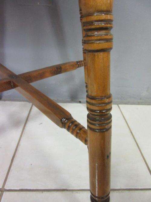 A stunning Ashwood display/ occasional table in great condition - perfect lamp table! - RS17Sale