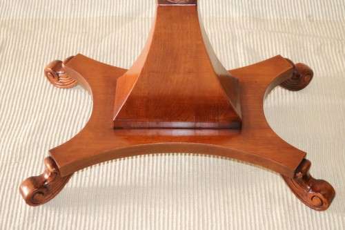 A fantastic Italian oval occasional/ sewing table with wonderful floral marquetry inlay detailing