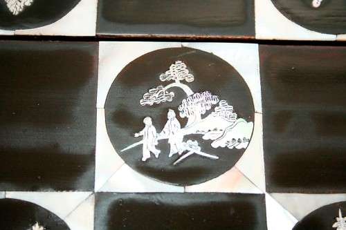 **RS17** A Vietnamese black-lacquered chess & backgammon board w/ mother of pearl inlay