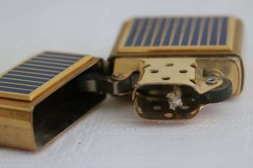 **RS17** A spectacular & very stylish set of 6x original Zippos in a wooden plaque - incredible gift