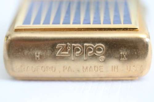 **RS17** A spectacular & very stylish set of 6x original Zippos in a wooden plaque - incredible gift