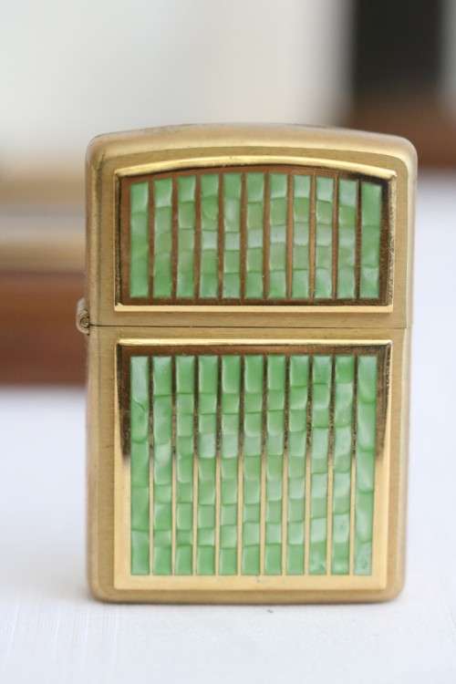 **RS17** A spectacular & very stylish set of 6x original Zippos in a wooden plaque - incredible gift