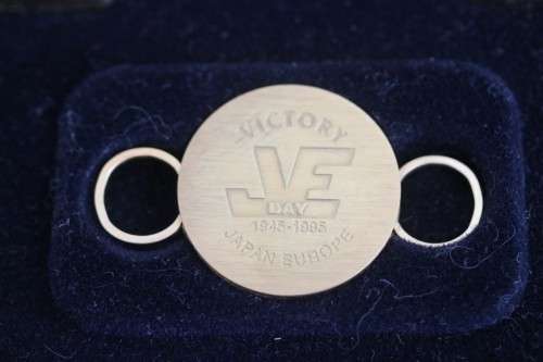 A magnificent "World War II - a remembrance" Zippo set w 4x lighters and a key ring - stunning gift!