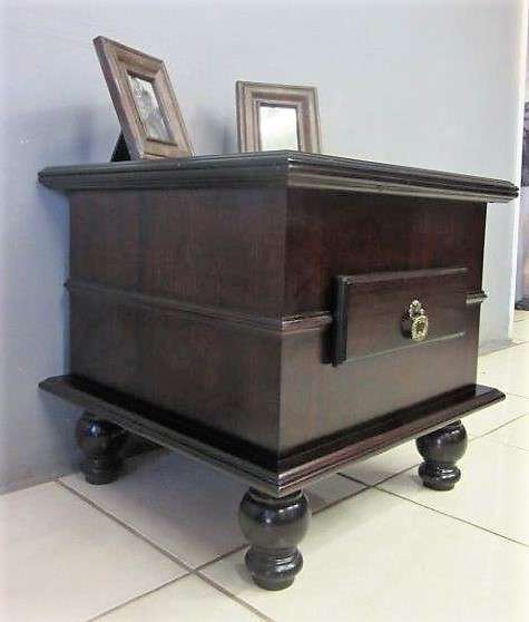 A fabulous and stylish single-drawer Teak bedside pedestal/ side table in awesome conditon.RS17Bed