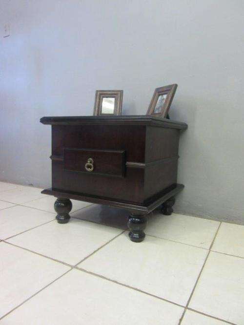 A fabulous and stylish single-drawer Teak bedside pedestal/ side table in awesome conditon.RS17Bed