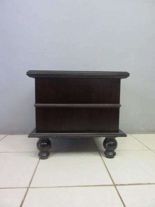 A fabulous and stylish single-drawer Teak bedside pedestal/ side table in awesome conditon.RS17Bed