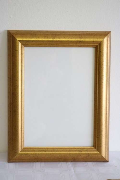 **RS17** A pair of gold gilded moulded picture frames in great condition - perfect for photos too