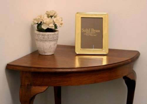 A wonderful vintage solid Teak corner occasional table with Queen Anne legs in great condition