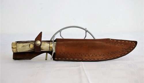 A magnificent hand made in Ecuador TEMPERED STEEL hunting knife in in its original leather sheath!!