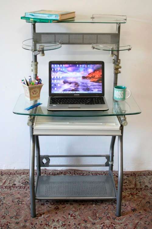 A lovely modern styled silver metal glass top compact computer desk/ stand in good condition
