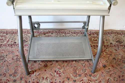 A lovely modern styled silver metal glass top compact computer desk/ stand in good condition