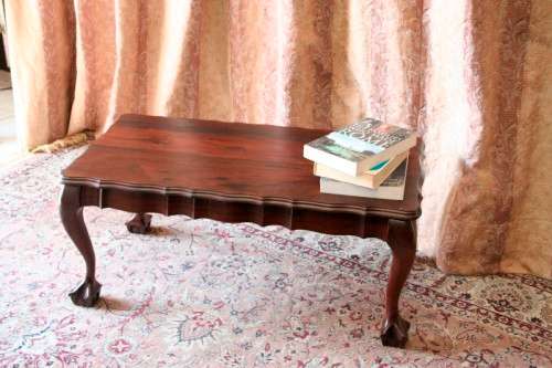 A lovely vintage scalloped-edge solid Imbuia ball & claw centre coffee table in great condition
