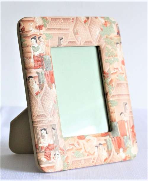 **RS17** A lovely and charming original "Jim Thompson" pure Silk free-standing photo frame