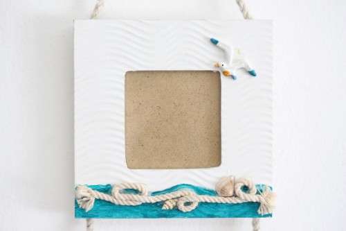 **RS17** A wonderful 3-photo wall hanging picture frame with a beach/ holiday theme to it