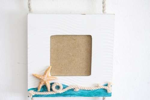 **RS17** A wonderful 3-photo wall hanging picture frame with a beach/ holiday theme to it