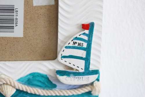 **RS17** A wonderful 3-photo wall hanging picture frame with a beach/ holiday theme to it