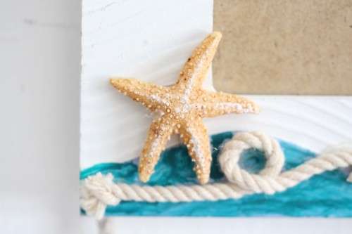 **RS17** A wonderful 3-photo wall hanging picture frame with a beach/ holiday theme to it