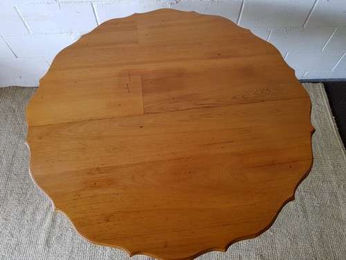 An amazing round Oak scalloped edge dining table with a thick centre leg in stunning condition!!