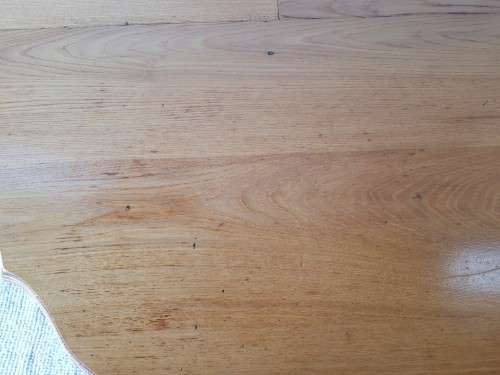 An amazing round Oak scalloped edge dining table with a thick centre leg in stunning condition!!