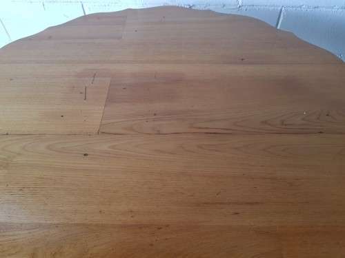 An amazing round Oak scalloped edge dining table with a thick centre leg in stunning condition!!