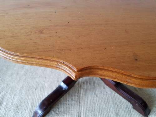 An amazing round Oak scalloped edge dining table with a thick centre leg in stunning condition!!