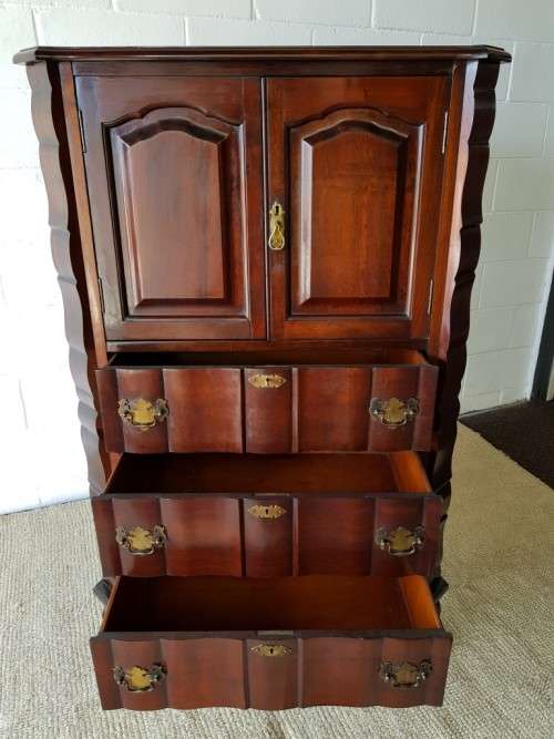 A beautiful vintage ball and claw cocktail cabinet with three spacious drawers and brass handles!!