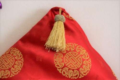 **RS17** A fabulous traditional red and gold oriental tassel-cushion in gorgeous condition