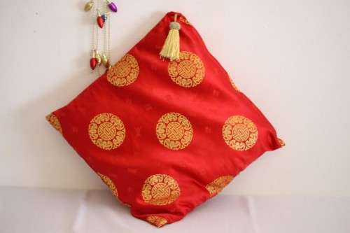 **RS17** A fabulous traditional red and gold oriental tassel-cushion in gorgeous condition