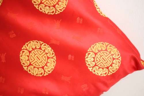 **RS17** A fabulous traditional red and gold oriental tassel-cushion in gorgeous condition