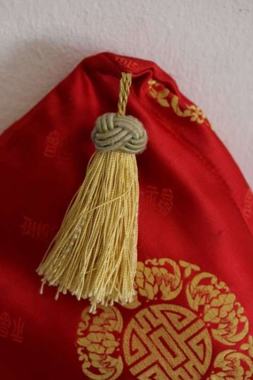 **RS17** A fabulous traditional red and gold oriental tassel-cushion in gorgeous condition