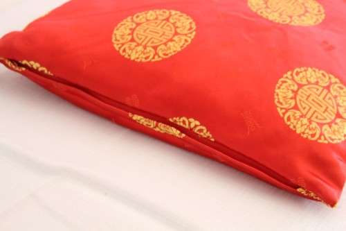 **RS17** A fabulous traditional red and gold oriental tassel-cushion in gorgeous condition