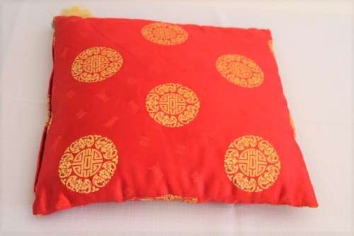 **RS17** A fabulous traditional red and gold oriental tassel-cushion in gorgeous condition